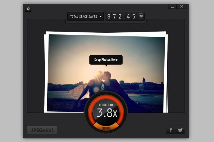 Captura de tela da interface de um software jpegmini mostrando uma foto sendo otimizada, apresentando a silhueta de duas pessoas se beijando ao pôr do sol durante o casamento, com uma paisagem urbana ao fundo.