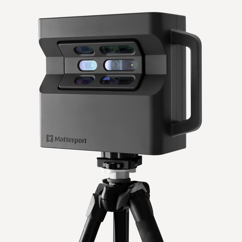 Uma câmera 3D Matterport montada em um tripé, com múltiplas lentes e sensores, isolada em um fundo branco.